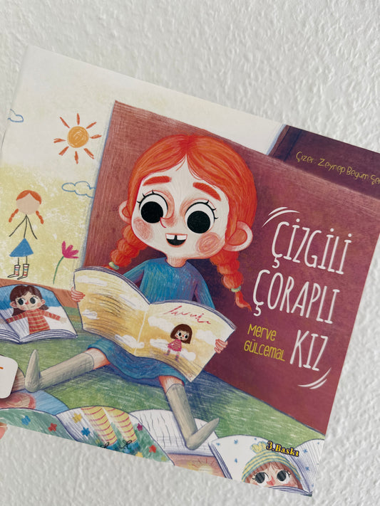 Çizgili Çoraplı kız